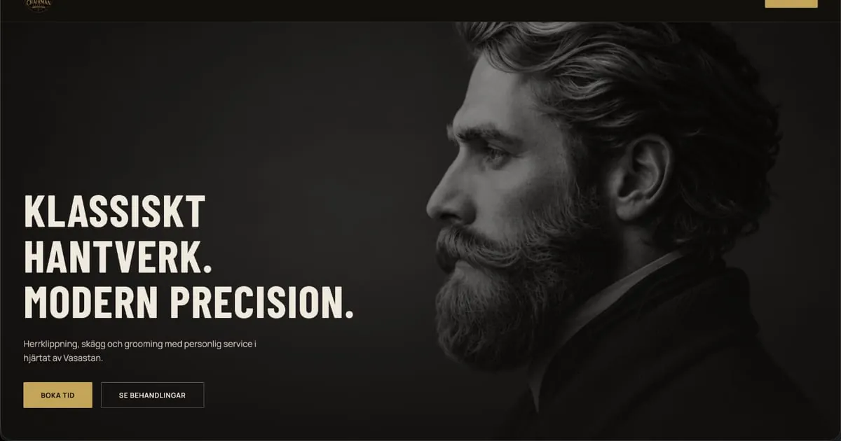 Startsidan på The Chairman Barbers hemsida: mörk bakgrund, porträtt och knappen Boka tid