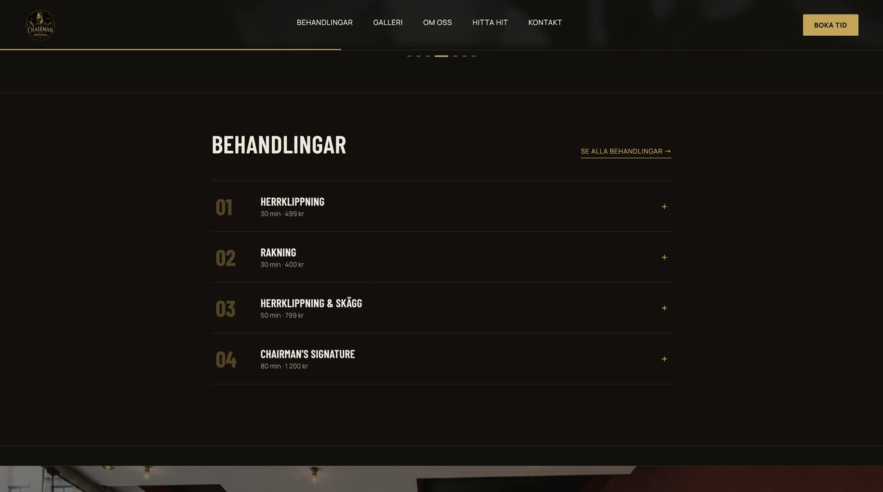 Behandlingslistan på thechairmanbarber.se: Herrklippning 30 min 499 kr, Rakning 30 min 400 kr, Herrklippning och skägg 50 min 799 kr samt Chairman's Signature 80 min 1 200 kr