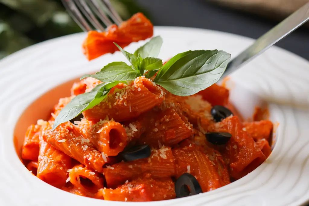 Rigatoni i krämig tomatsås med basilika och parmesan.